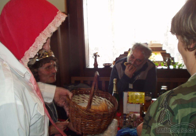 07_Cervena Karkulka rozdava dobroty.jpg